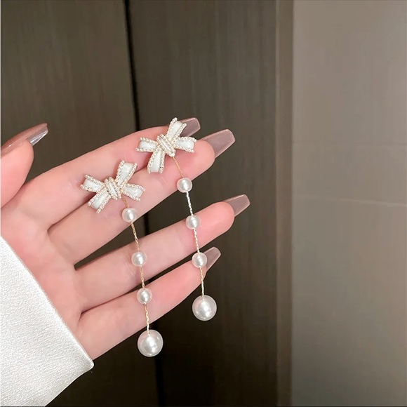 “Dolly Sunday’s” Pearl White Bow Tassel Kawaii Cute Dainty Dangle Gift Earrings - Picture 6 of 7